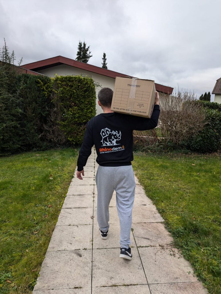 Un déménageur porte un carton à Nancy