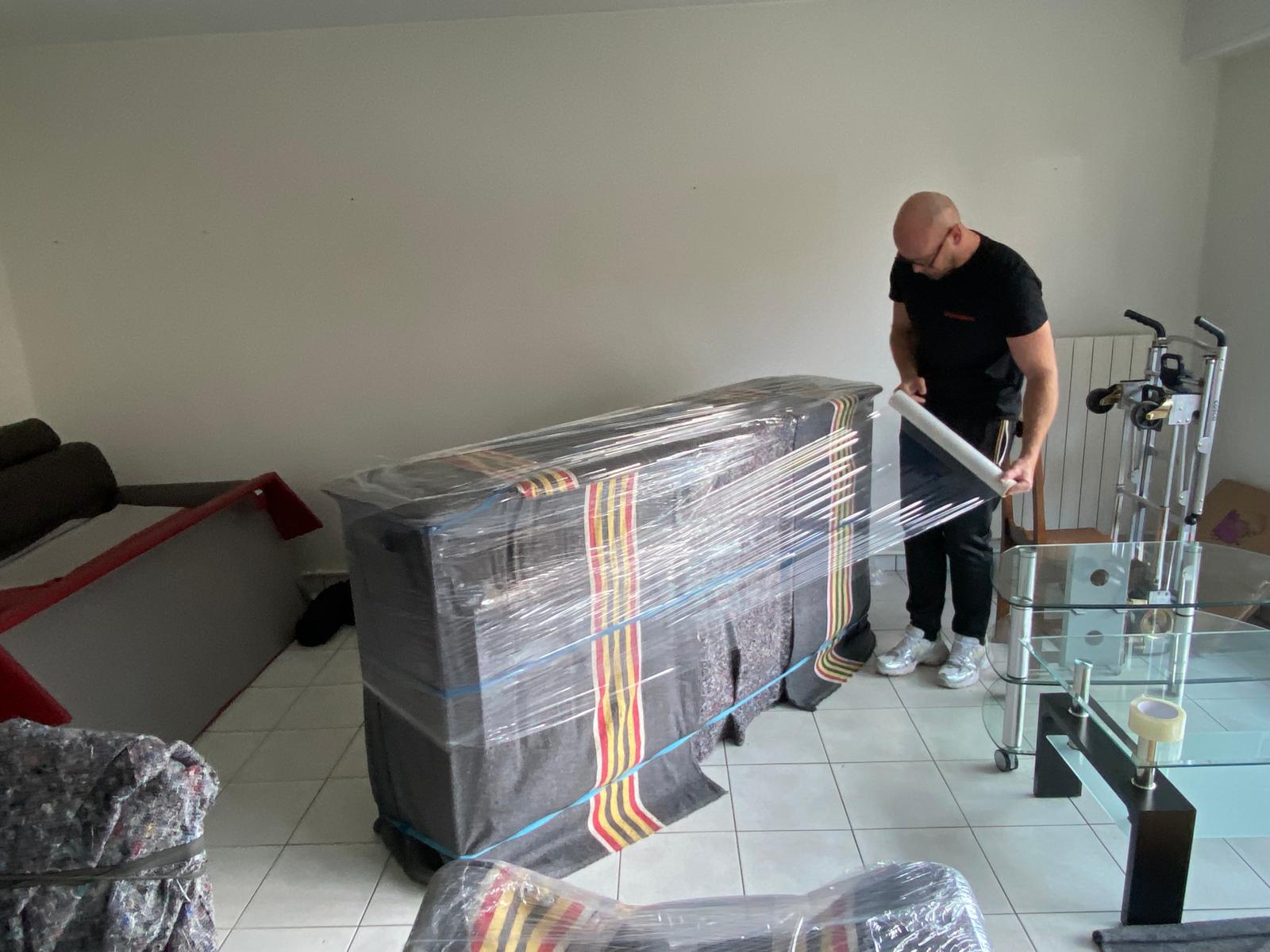 Emballage de meubles lors d'un déménagement à Nancy, Metz ou Épinal, prêts pour le transport en toute sécurité.