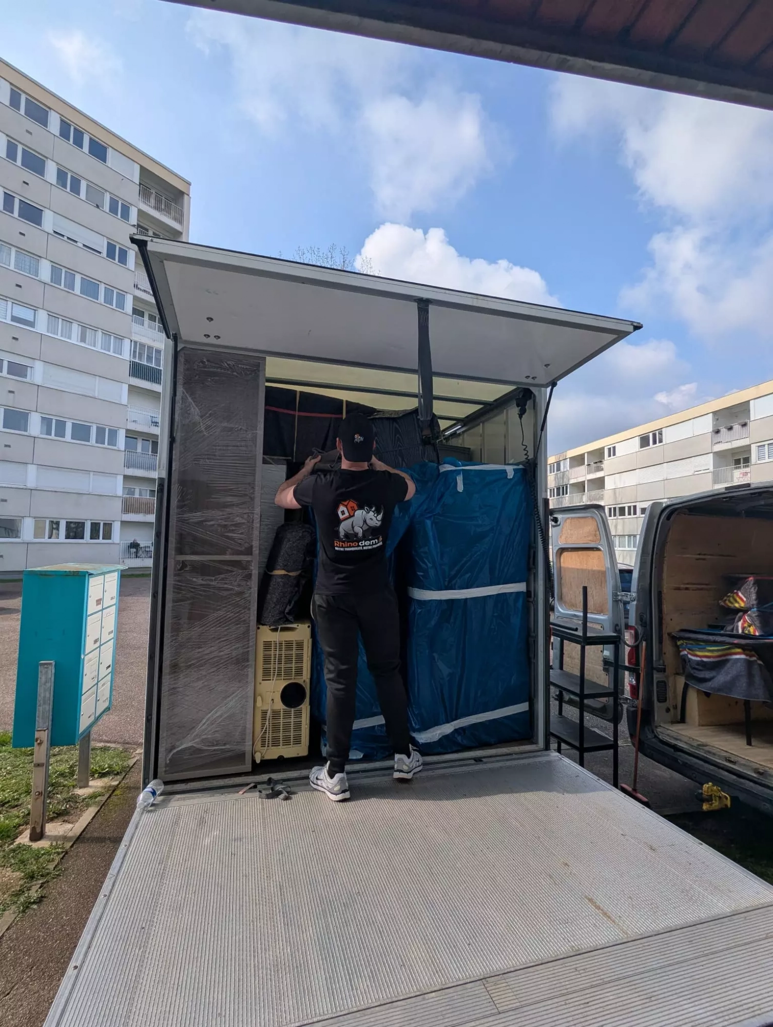 Un déménageur rhinodem effectue un chargement de camion