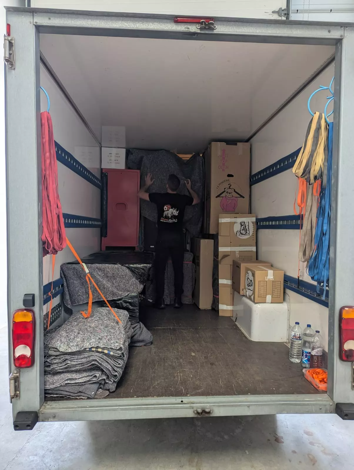 Un déménageur rhinodem effectue un chargement camion de déménagement