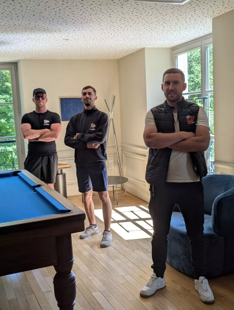 Trois déménageurs rhinodem devant un billard