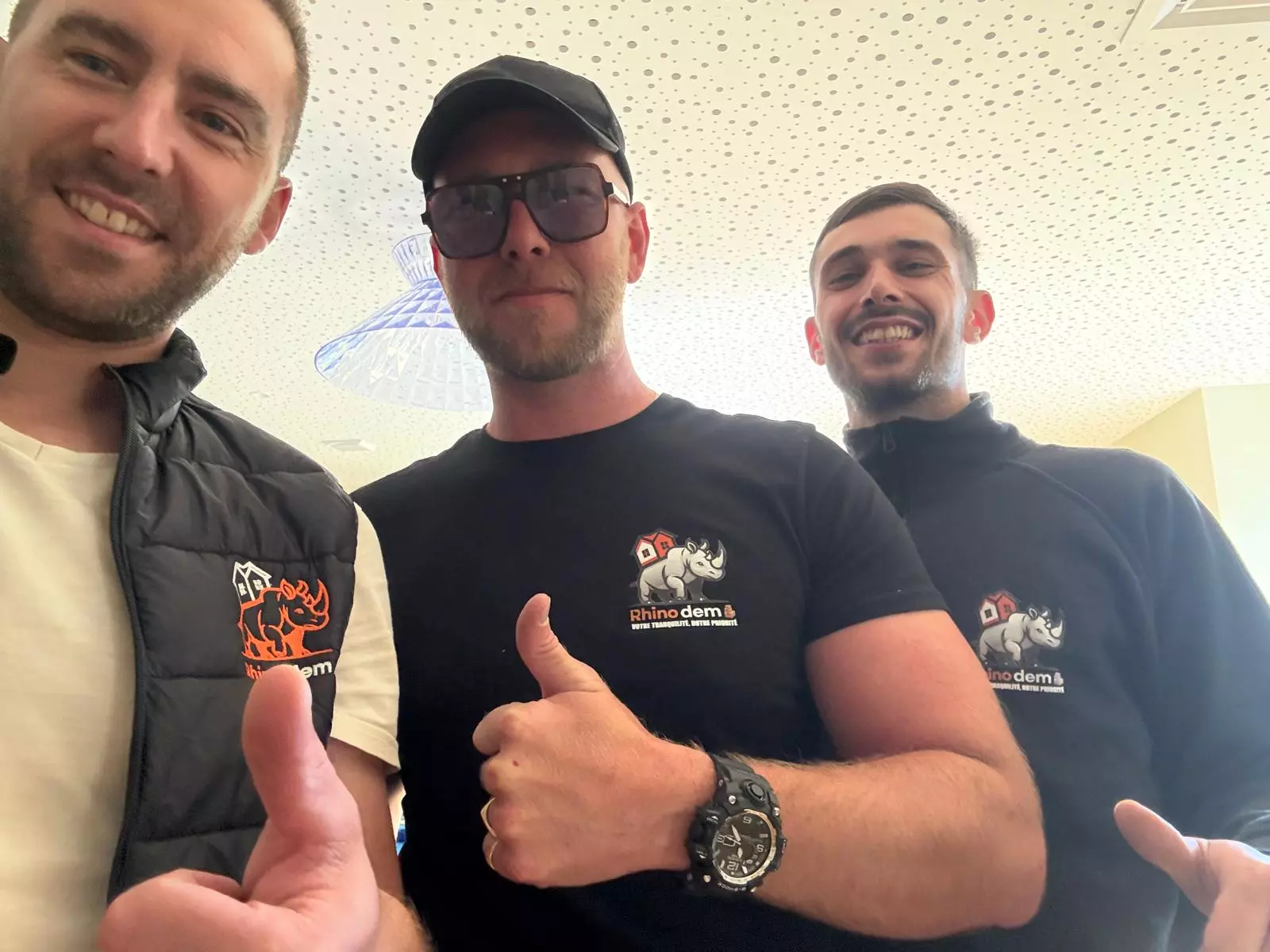 Trois déménageurs qui prennent la pose