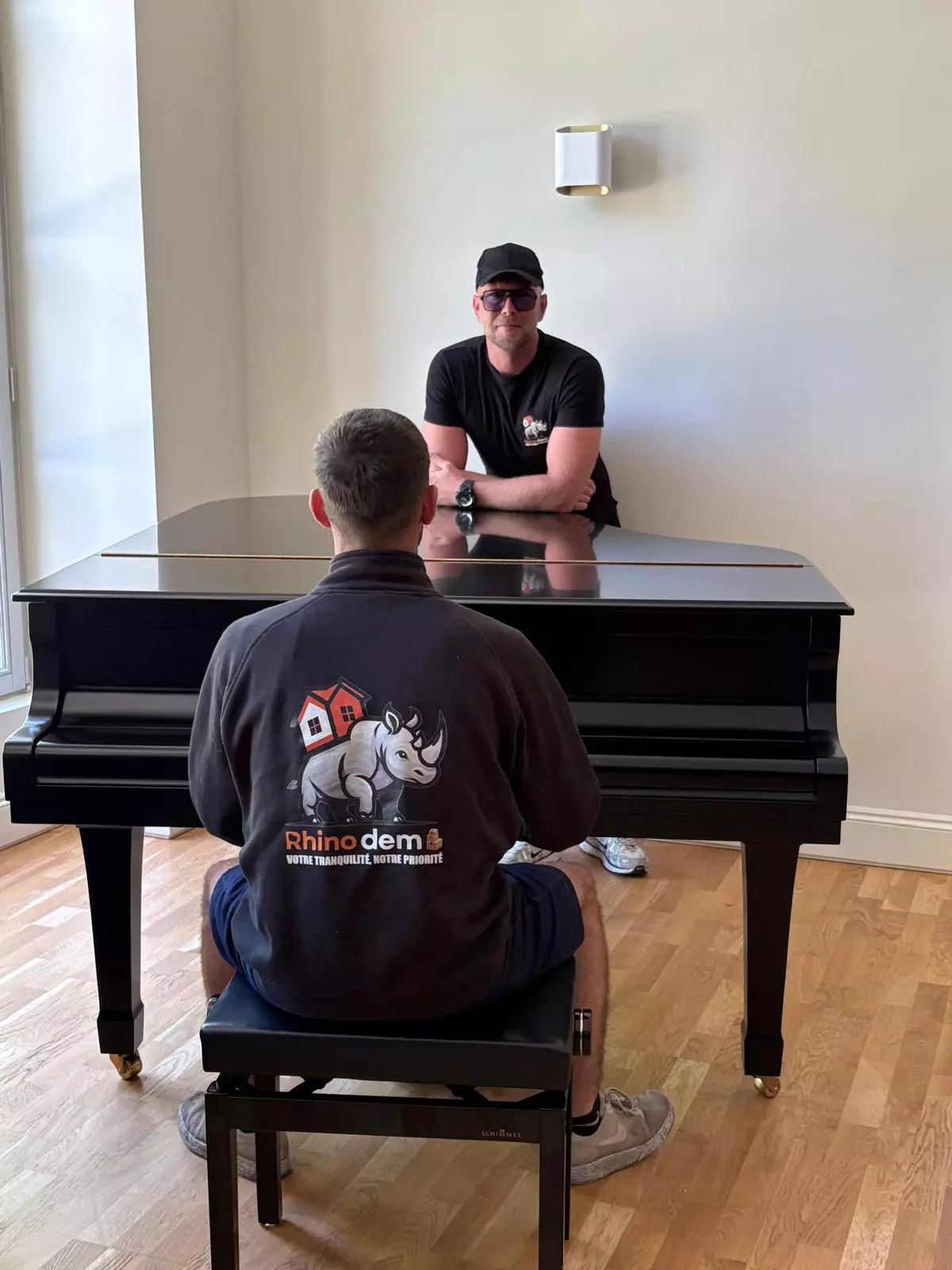 Deux déménageurs qui jouent du piano
