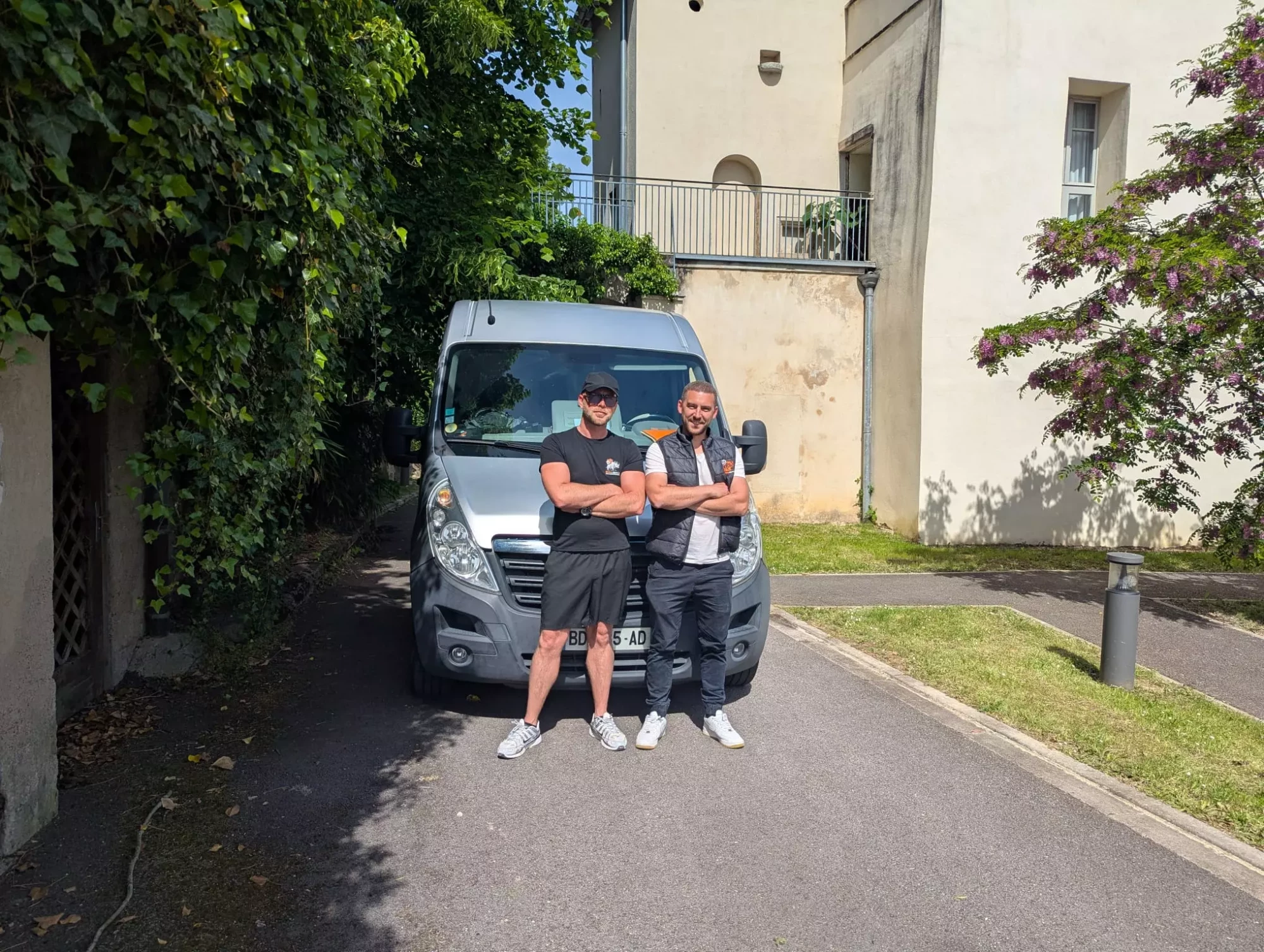 Deux déménageurs devant un camion de déménagement