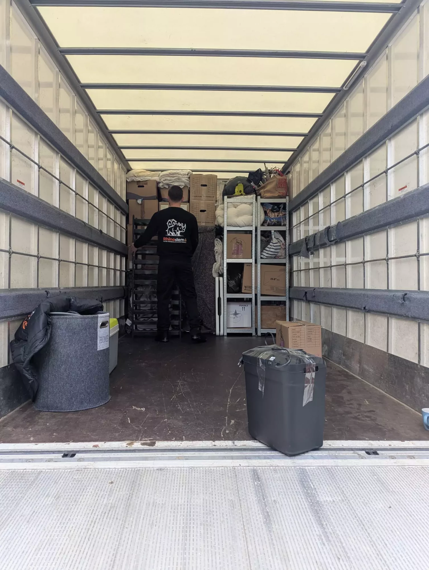 Chargement de camion de déménagement par un déménageur rhinodem
