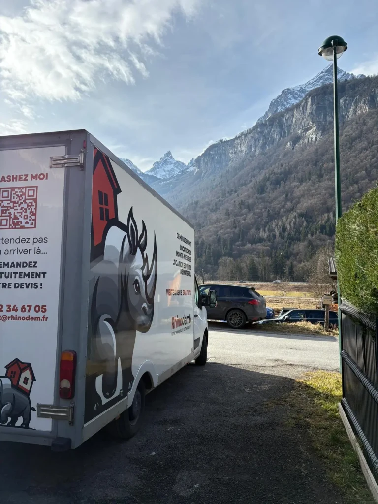Camion de déménagement avec le mont blanc en fond
